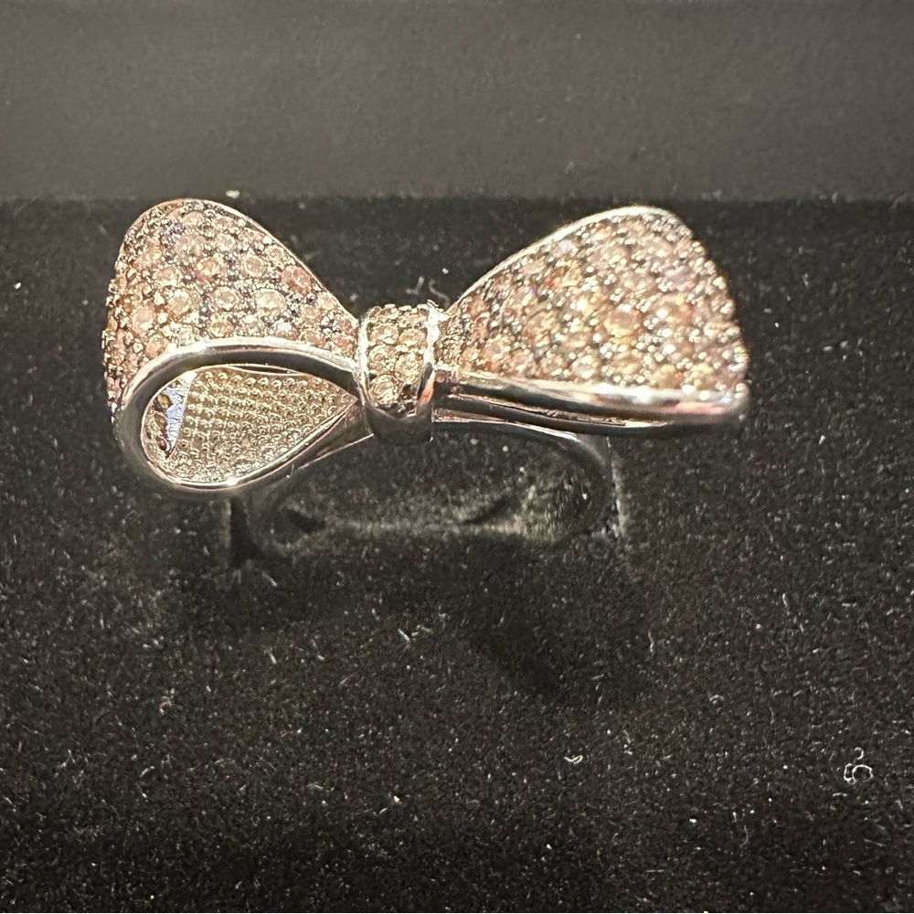 Elegant Bow Tie Ring in Gold and Silver